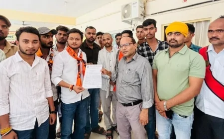 बांदा में बरगद के पेड़ की छंटाई पर बवाल, विद्यार्थी परिषद का प्रदर्शन