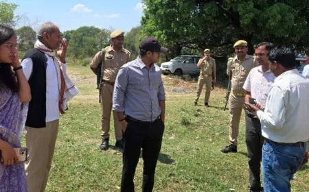 सिद्धपुर मे डीएम ने फार्मर रजिस्ट्री कार्य का किया निरीक्षण