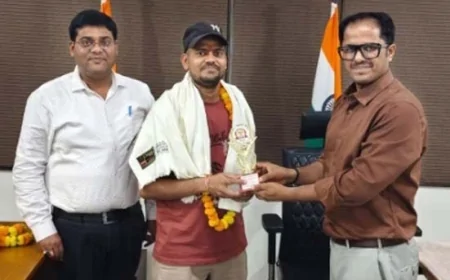 आरओ चयन होने पर डीएम ने छात्र को किया सम्मानित