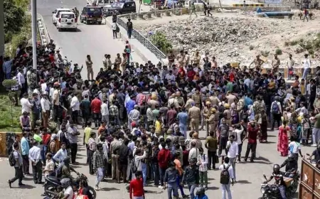 नोएडा के फेज-2 में सैलरी विवाद पर भारी बवाल: मजदूरों ने फूंकी पुलिस की गाड़ियाँ, जमकर पथराव