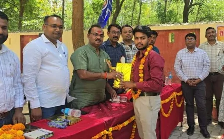 विशेष संपर्क अभियान में होनहार छात्राओं को बांटे गए पुरस्कार