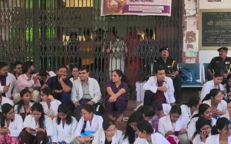मेडिकल कॉलेज बांदा में डॉक्टर की सेवामुक्ति पर हंगामा, जूनियर डॉक्टरों ने बंद किया इमरजेंसी गेट