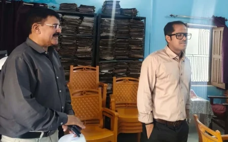 डीएम ने लेखाधिकारी व बीईओ कर्वी के कार्यालय का किया निरीक्षण