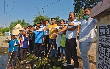 नवाब टैंक पर चला स्वच्छता महाअभियान, ‘क्लीन बांदा’ टीम ने दिया शहर को साफ रखने का संदेश