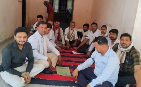 कुरारा ब्लॉक में रोजगार सेवकों का धरना जारी, 10 माह से मानदेय न मिलने पर विरोध