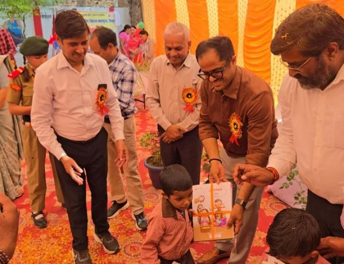 डीएम ने स्कूल चलो अभियान का किया शुभारंभ, पाठ्य पुस्तक बांट नियमित पढ़ाई के लिए किया प्रेरित