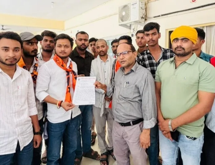 बांदा में बरगद के पेड़ की छंटाई पर बवाल, विद्यार्थी परिषद का प्रदर्शन