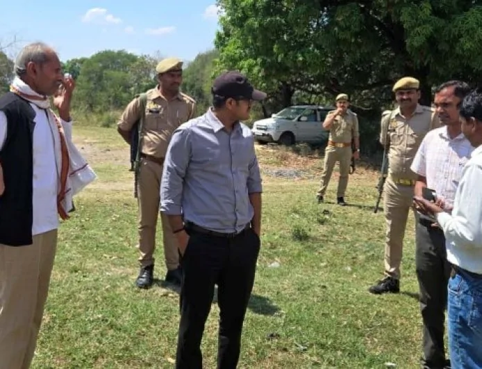 सिद्धपुर मे डीएम ने फार्मर रजिस्ट्री कार्य का किया निरीक्षण