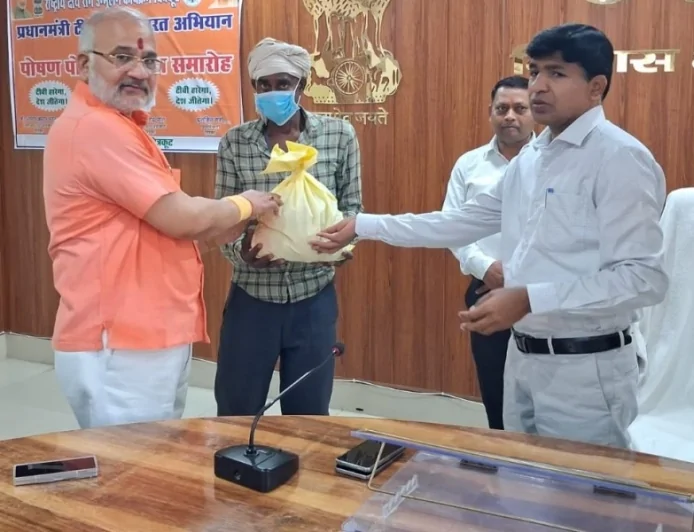 क्षय रोगियों को बांटे गए पोषण किट