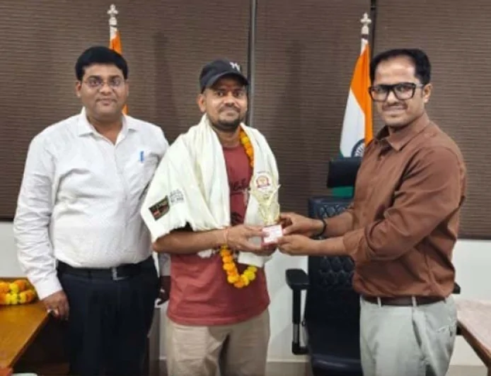 आरओ चयन होने पर डीएम ने छात्र को किया सम्मानित