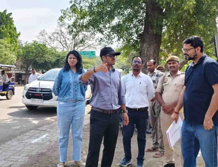 धनुष चौराहे से पटेल तिराहे तक सड़क चौड़ीकरण व सौंदर्यीकरण कार्य का डीएम ने किया निरीक्षण