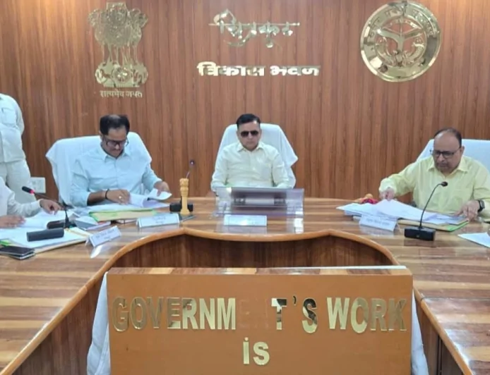 किसी के दबाव में नहीं, सक्रिय होकर कार्य करें अधिकारी : आयुक्त