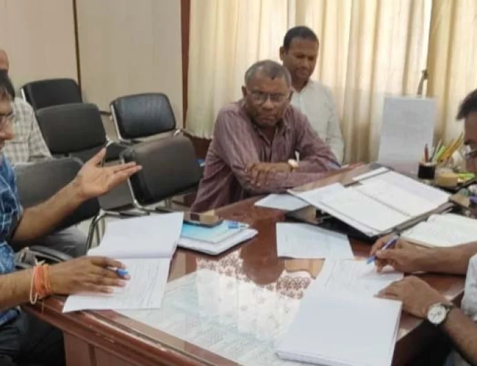 नगर को स्वच्छ, सुंदर बनाएं, वसूली में लाएं तेजी : एडीएम