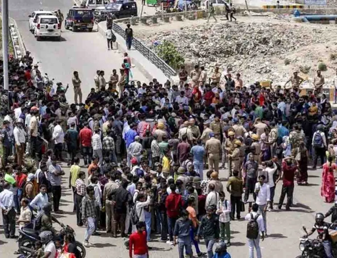 नोएडा के फेज-2 में सैलरी विवाद पर भारी बवाल: मजदूरों ने फूंकी पुलिस की गाड़ियाँ, जमकर पथराव