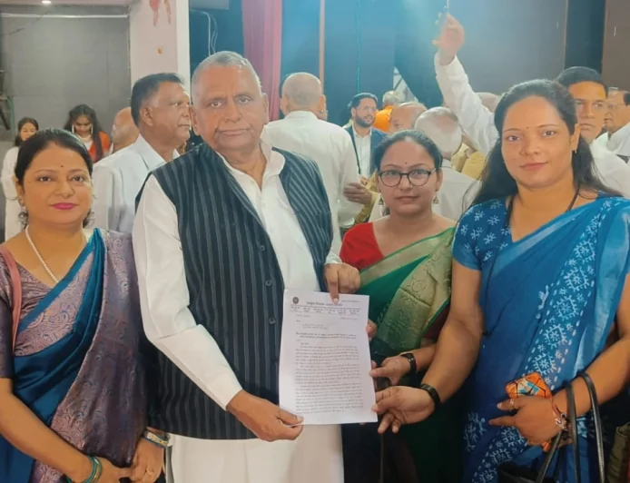 संस्कृत शिक्षकों ने उठाई नियमितीकरण की आवाज मुख्यमंत्री के नाम सौंपा ज्ञापन