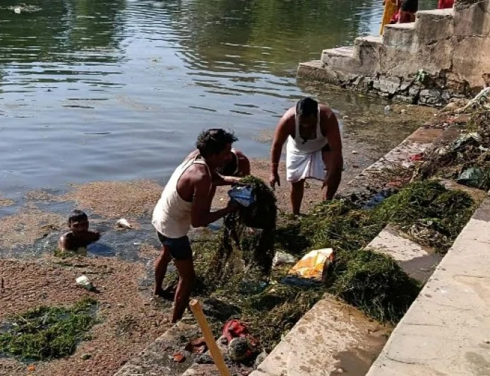 बुंदेली सेना नें पुलघाट पर चलाया सफाई अभियान