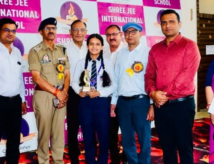 श्रीजी इंटरनेशनल स्कूल में एसपी ने मेधावियों को किया सम्मानित