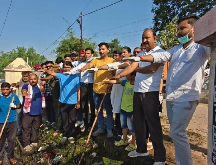 नवाब टैंक पर चला स्वच्छता महाअभियान, ‘क्लीन बांदा’ टीम ने दिया शहर को साफ रखने का संदेश