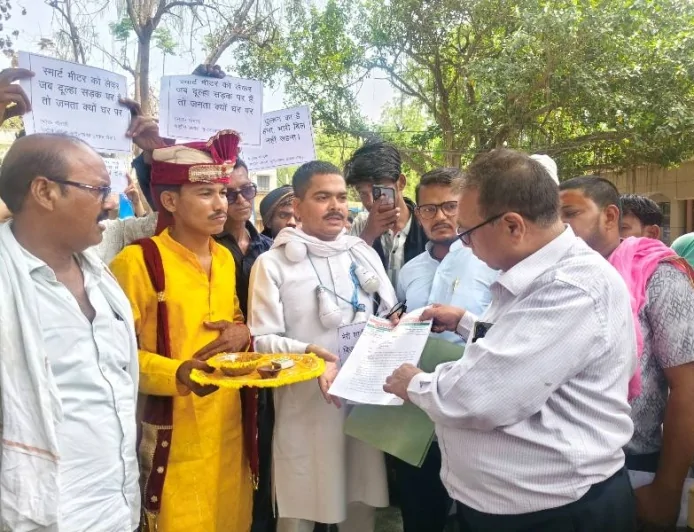 स्मार्ट मीटर का झटका, दूल्हा बैंड-बाजे के साथ पहुंचा डीएम कार्यालय
