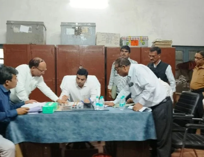 बांदा को मिले नए जिलाधिकारी, अमित आसेरी ने ट्रेजरी पहुंचकर संभाला कार्यभार