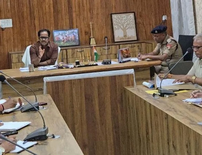 सड़क सुरक्षा के मानकों का कड़ाई से किया जाए पालन : डीएम