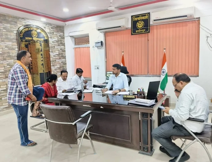 हमीरपुर में नवागत डीएम अभिषेक गोयल की पहली जनसुनवाई
