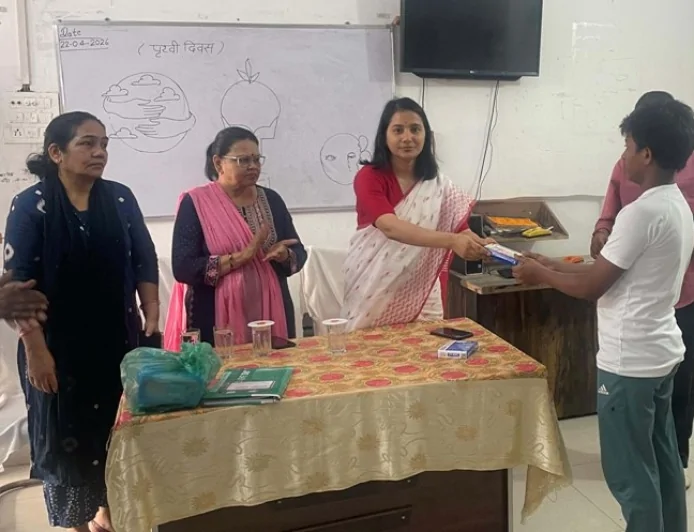 पृथ्वी दिवस पर बाल अपचारियों के मध्य हुई पोस्टर प्रतियोगिता