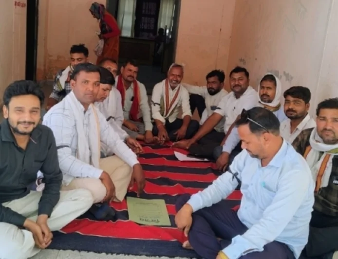 कुरारा ब्लॉक में रोजगार सेवकों का धरना जारी, 10 माह से मानदेय न मिलने पर विरोध