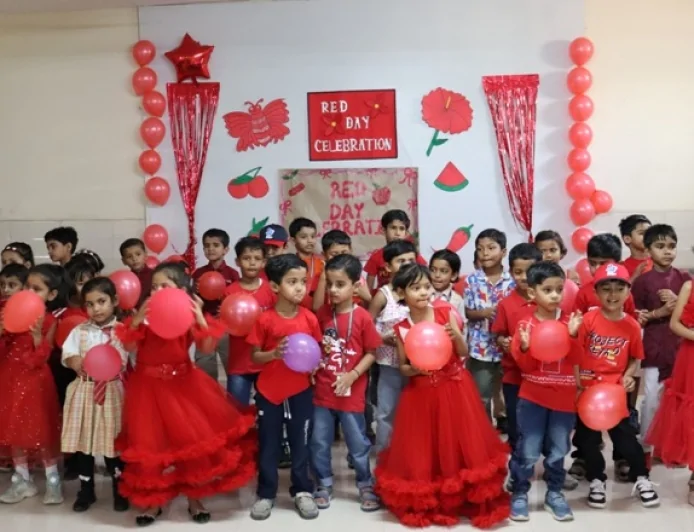 सेंट थाॅमस स्कूल में रही रेड डे की धूम