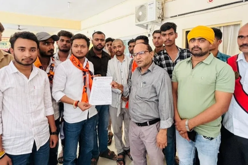 बांदा में बरगद के पेड़ की छंटाई पर बवाल, विद्यार्थी परिषद का प्रदर्शन