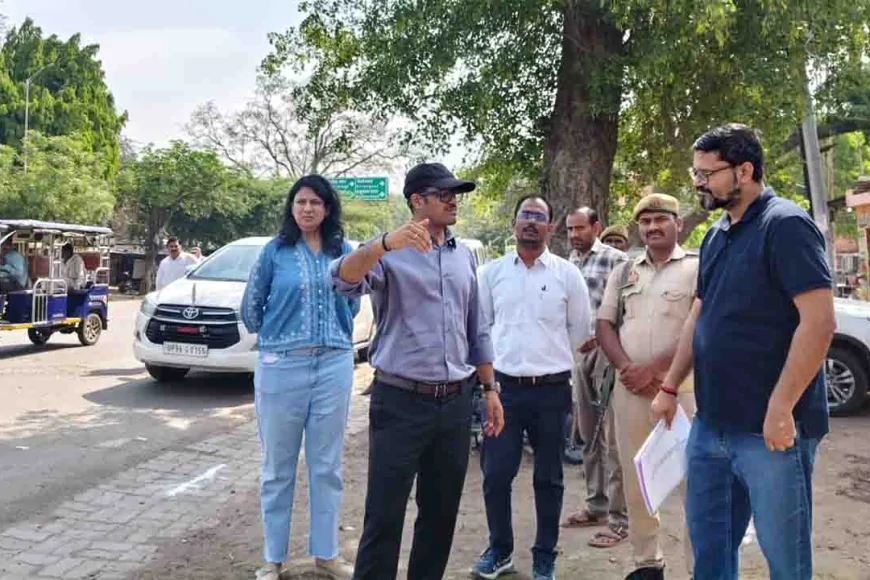 धनुष चौराहे से पटेल तिराहे तक सड़क चौड़ीकरण व सौंदर्यीकरण कार्य का डीएम ने किया निरीक्षण