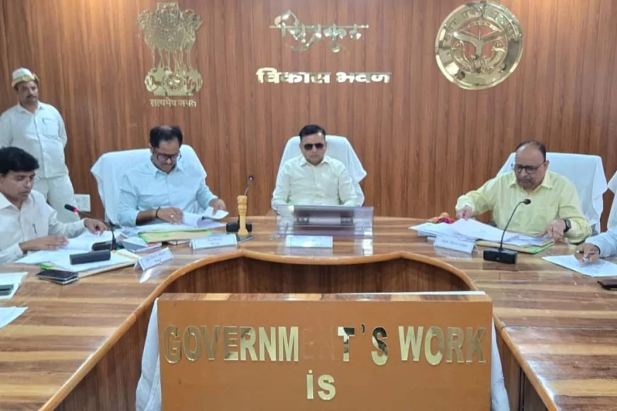 किसी के दबाव में नहीं, सक्रिय होकर कार्य करें अधिकारी : आयुक्त