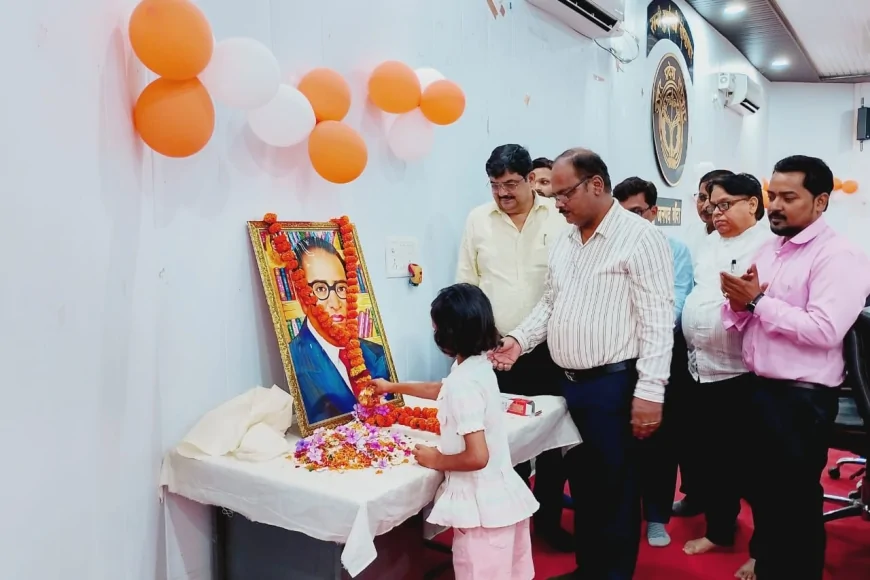 विकास भवन में मनाई गई डॉ. भीमराव अंबेडकर जयंती, सीडीओ अजय कुमार पाण्डेय ने किया माल्यार्पण