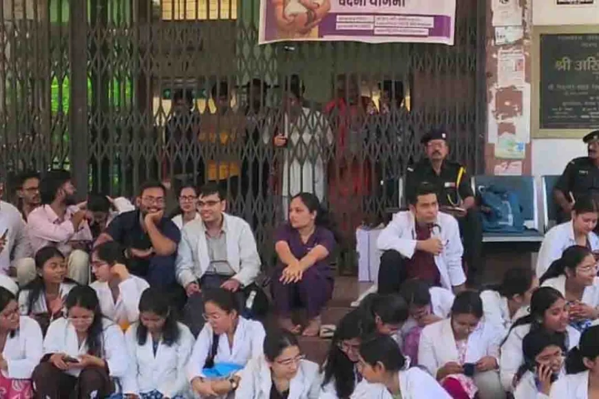 मेडिकल कॉलेज बांदा में डॉक्टर की सेवामुक्ति पर हंगामा, जूनियर डॉक्टरों ने बंद किया इमरजेंसी गेट