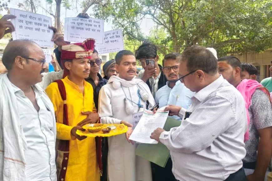स्मार्ट मीटर का झटका, दूल्हा बैंड-बाजे के साथ पहुंचा डीएम कार्यालय