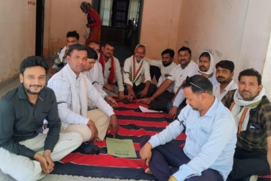 कुरारा ब्लॉक में रोजगार सेवकों का धरना जारी, 10 माह से मानदेय न मिलने पर विरोध