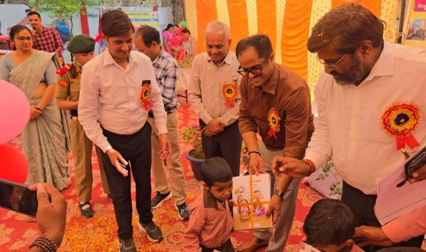 डीएम ने स्कूल चलो अभियान का किया शुभारंभ, पाठ्य पुस्तक बांट नियमित पढ़ाई के लिए किया प्रेरित