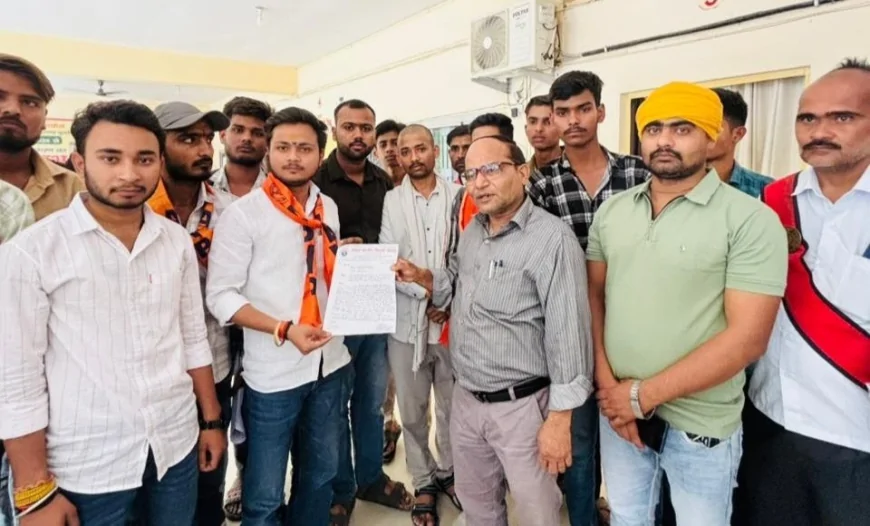 बांदा में बरगद के पेड़ की छंटाई पर बवाल, विद्यार्थी परिषद का प्रदर्शन