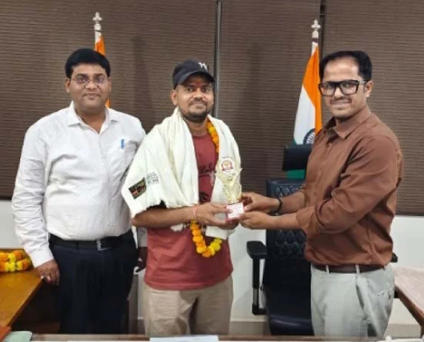 आरओ चयन होने पर डीएम ने छात्र को किया सम्मानित