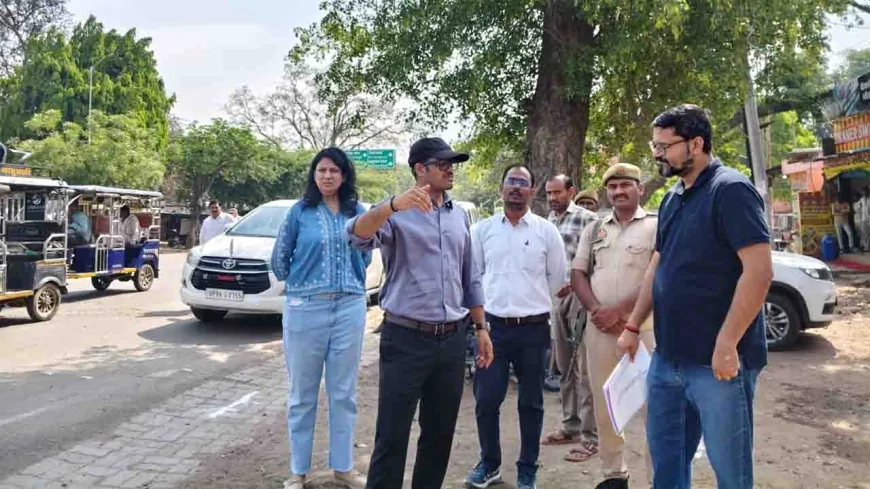 धनुष चौराहे से पटेल तिराहे तक सड़क चौड़ीकरण व सौंदर्यीकरण कार्य का डीएम ने किया निरीक्षण