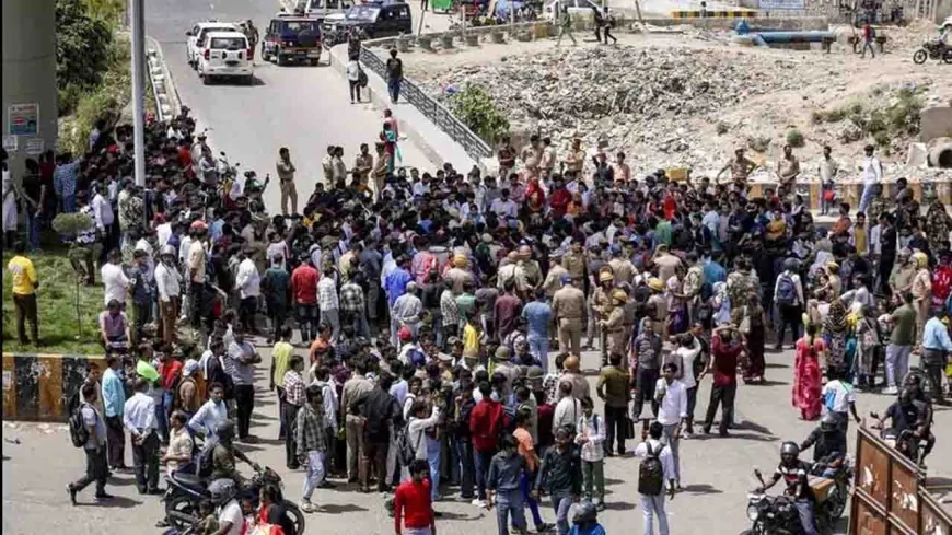 नोएडा के फेज-2 में सैलरी विवाद पर भारी बवाल: मजदूरों ने फूंकी पुलिस की गाड़ियाँ, जमकर पथराव