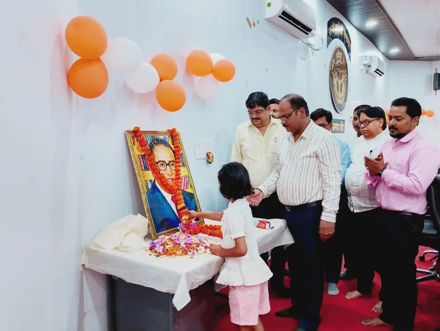 विकास भवन में मनाई गई डॉ. भीमराव अंबेडकर जयंती, सीडीओ अजय कुमार पाण्डेय ने किया माल्यार्पण