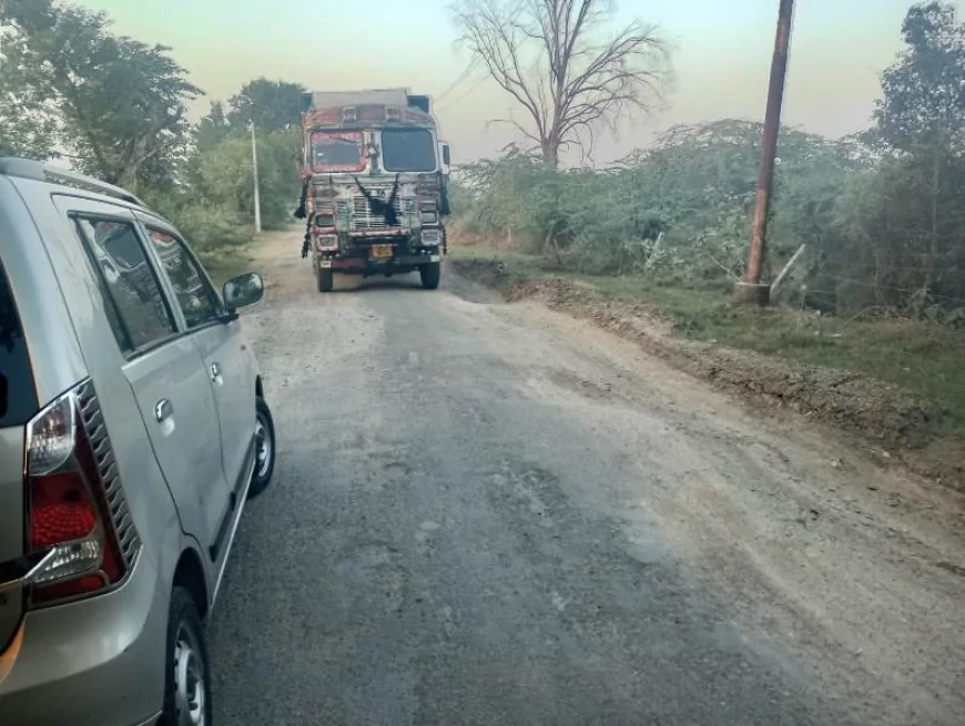 मनकी यमुना पुल से गुजर रहे ट्रक, ग्रामीणों को आवागमन में हो रही परेशानी