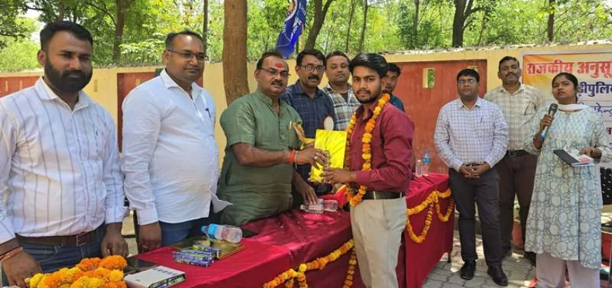 विशेष संपर्क अभियान में होनहार छात्राओं को बांटे गए पुरस्कार