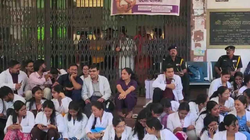 मेडिकल कॉलेज बांदा में डॉक्टर की सेवामुक्ति पर हंगामा, जूनियर डॉक्टरों ने बंद किया इमरजेंसी गेट