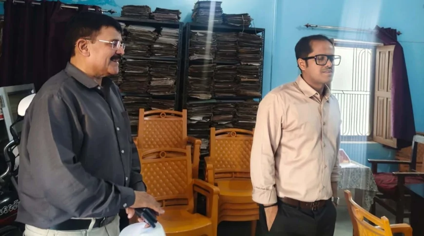 डीएम ने लेखाधिकारी व बीईओ कर्वी के कार्यालय का किया निरीक्षण