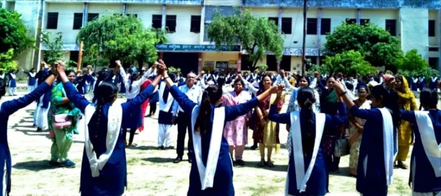 मानव श्रंखला बना महिला सशक्तिकरण का दिया संदेश