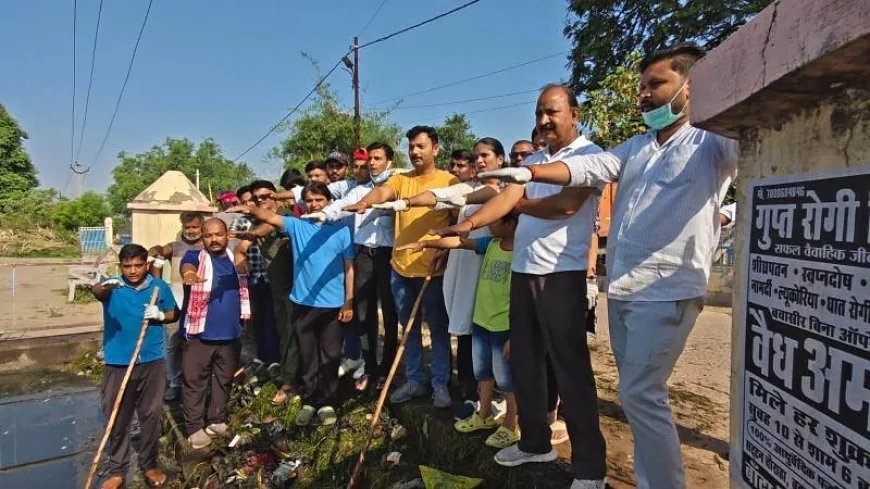 नवाब टैंक पर चला स्वच्छता महाअभियान, ‘क्लीन बांदा’ टीम ने दिया शहर को साफ रखने का संदेश