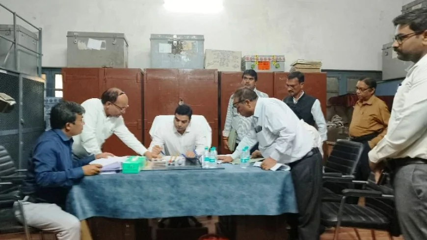 बांदा को मिले नए जिलाधिकारी, अमित आसेरी ने ट्रेजरी पहुंचकर संभाला कार्यभार