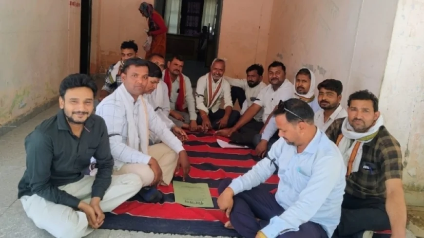 कुरारा ब्लॉक में रोजगार सेवकों का धरना जारी, 10 माह से मानदेय न मिलने पर विरोध